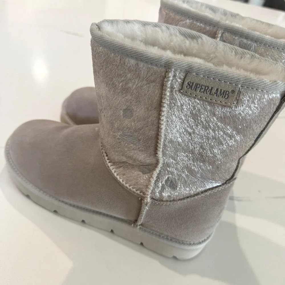 Super Lamb Turano 7.5in Etched Cow Print Silver Taupe Suede Sheepskin Boots 10 B